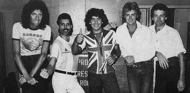 (слева направо) Брайан Мэй, Фредди Меркури, Диего Марадона, Роджер Тейлор и Джон Дикон