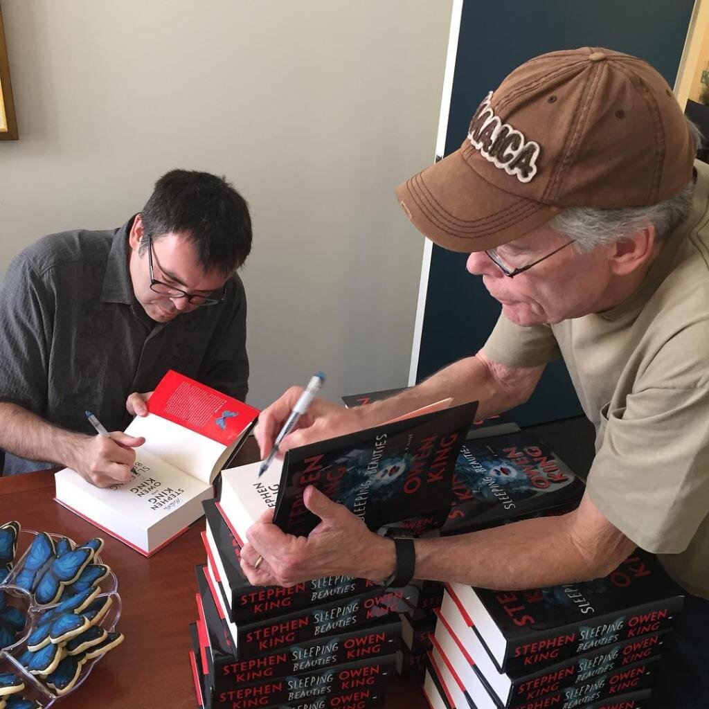 Стивен Кинг и Оуэн Кинг подписывают книгу
Источник: https://yandex.ru/images