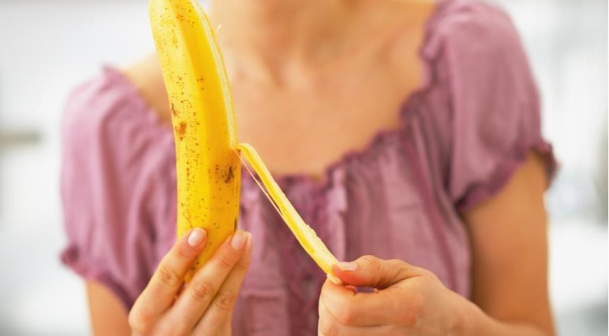 Процесс чистки банана