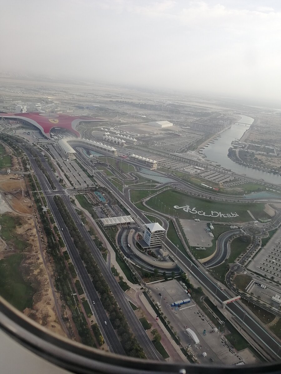 Вид с самолета на Абу-Даби (ОАЭ). Фото автора.