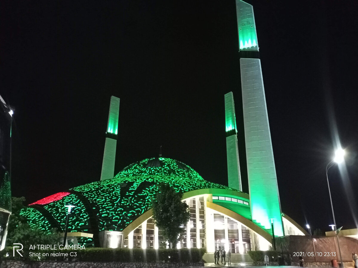 Мечеть в Аргуне приковывает к себе взгляд своим ультрасовременным и даже несколько футуристическим обликом