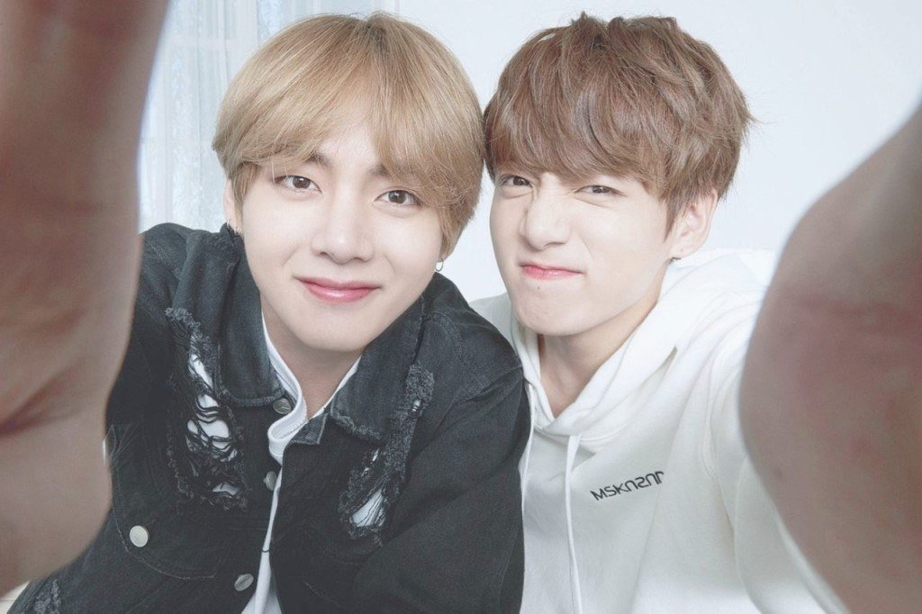 Ким Тэхен БТС ворлд. BTS Тэхен и Чонгук. Вуга Фэмили Тэхен. BTS Чонгук и тэхён.