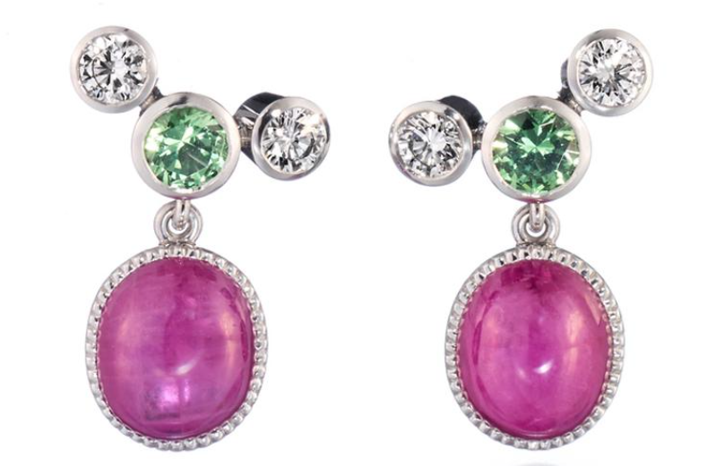 Эти титановые серьги Ice Berry ручной работы, украшенные двумя редкими гренландскими рубинами, бриллиантами и цаворитами, потребовали полного внимания мастера-ювелира Пекки Кулмала, который любит сочетать классические элементы с современным дизайном