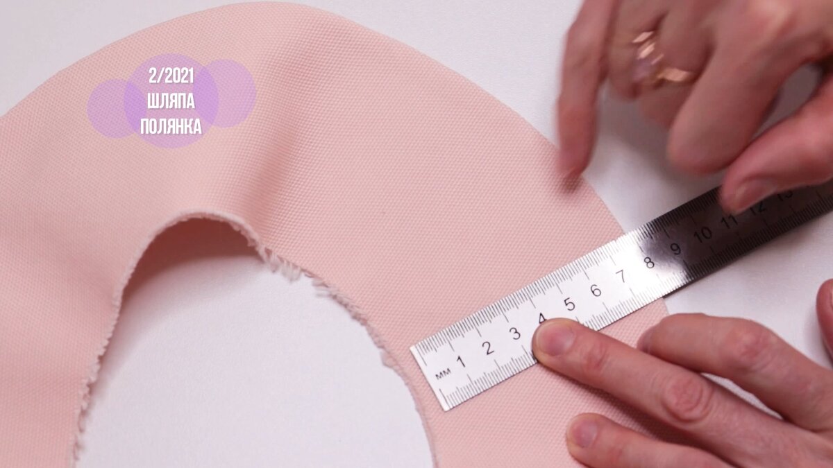 С помощью линейки намечаем параллельные строчки на расстоянии 1,2 см