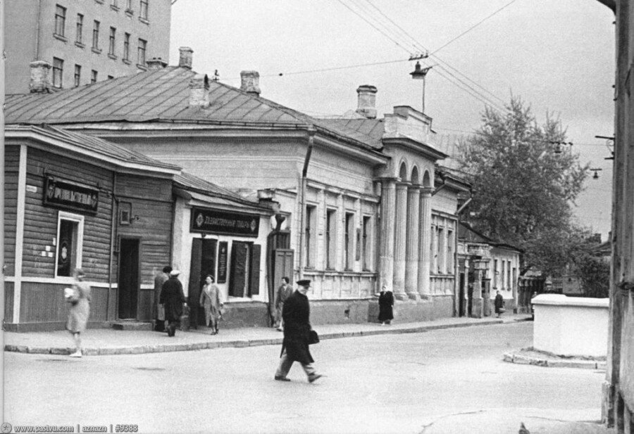 Собачья площадка. Рядом  с ампирным особняком - дом  Рынкевич, превращенный в лавочку еще при жизни Соболевского (к глубокому его расстройству, поскольку дом был одним из пушкинских мест Москвы).