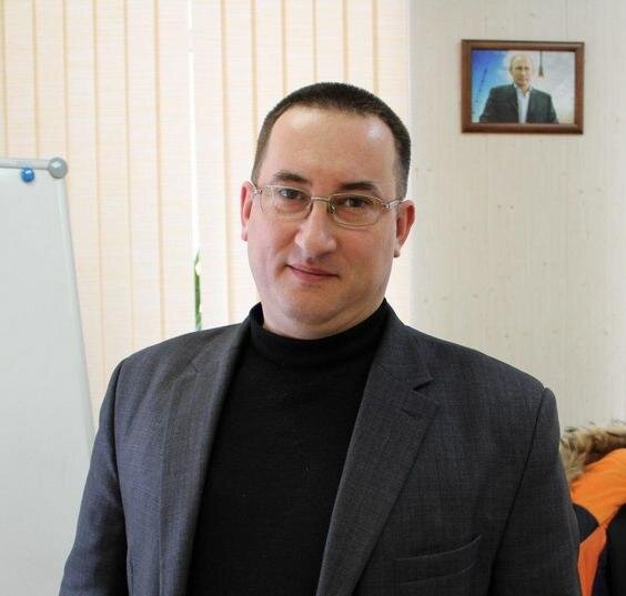 родился в 1980 году в г. Баку, но большую часть сознательной жизни прожил в Тульской области. Окончив школу, получил высшее образования управленческого профиля.  13 лет работал в печатных СМИ, пройдя путь от корреспондента районной газеты до заместителя директора издательского дома. Член Союза журналистов России. Несколько лет назад сменил сферу деятельности и стал муниципальным служащим. 
Самое любимое увлечение – чтение: классическая литература, современная проза и фантастика. 