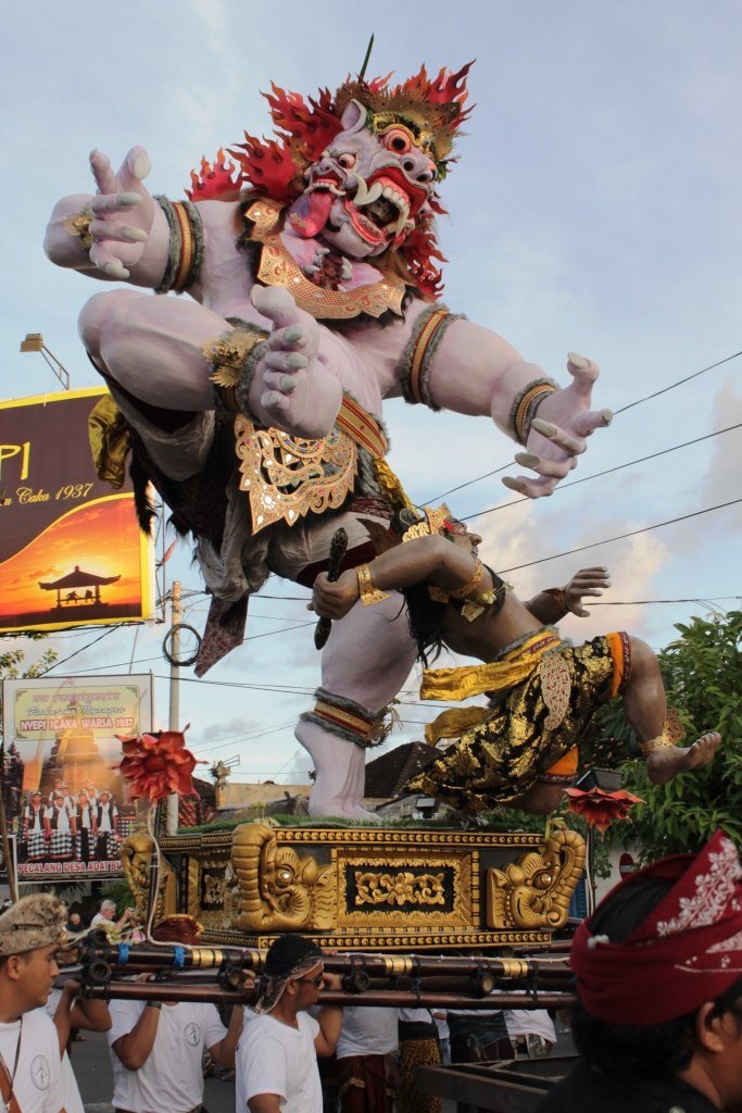 Вот так балийцы изображают злых духов)) КАк видите, клыки там ого-го. Кстати церемония на фото так и называется ОГО-ОГО