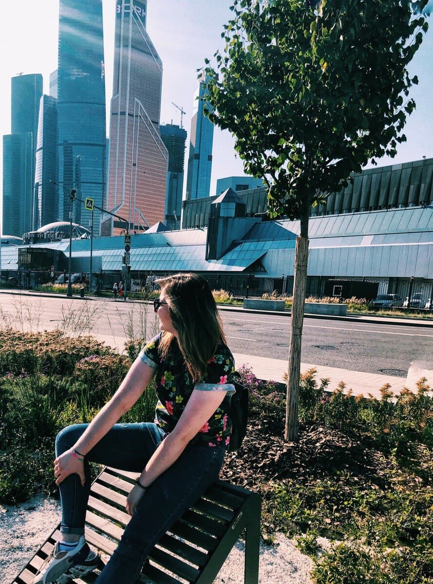 Мне так нравилась идея работать из любой точки мира, тратить не по 8 часов каждый день с 8:00 до 17:00 с двумя выходными. Хотелось самой контролировать свою жизнь