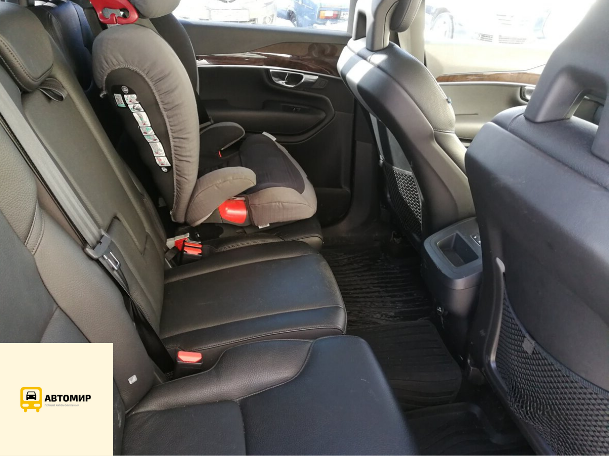 Реально просторный задний ряд, даже с учётом полностью отодвинутых передних сидений
