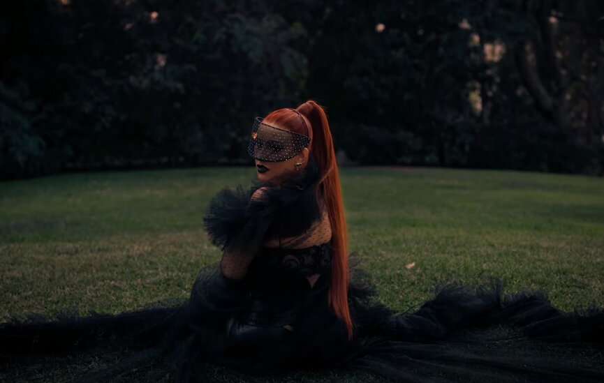  Кристина Агилера
Кадр из клипа «Somos Nada»