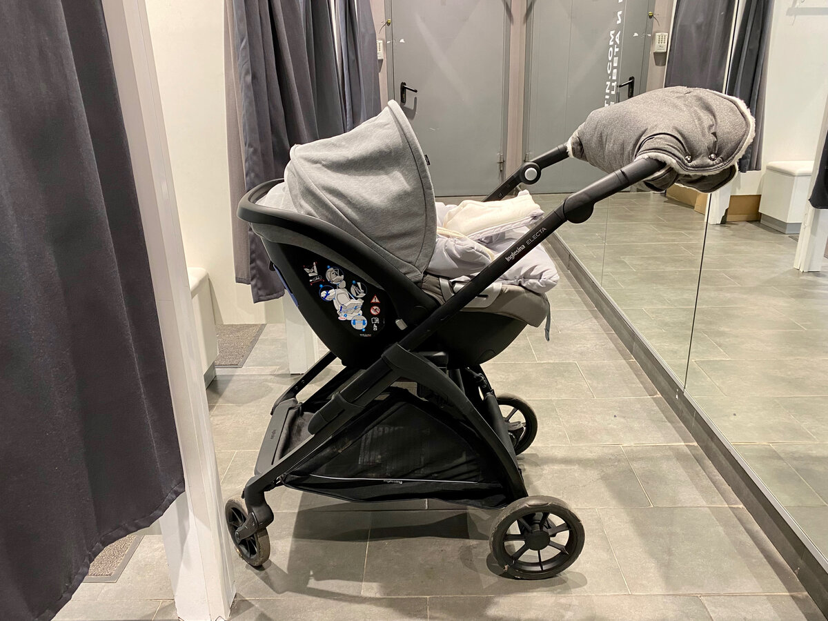 Автолюлька более компактная и лёгкая. С ней удобнее маневрировать по магазинам. 