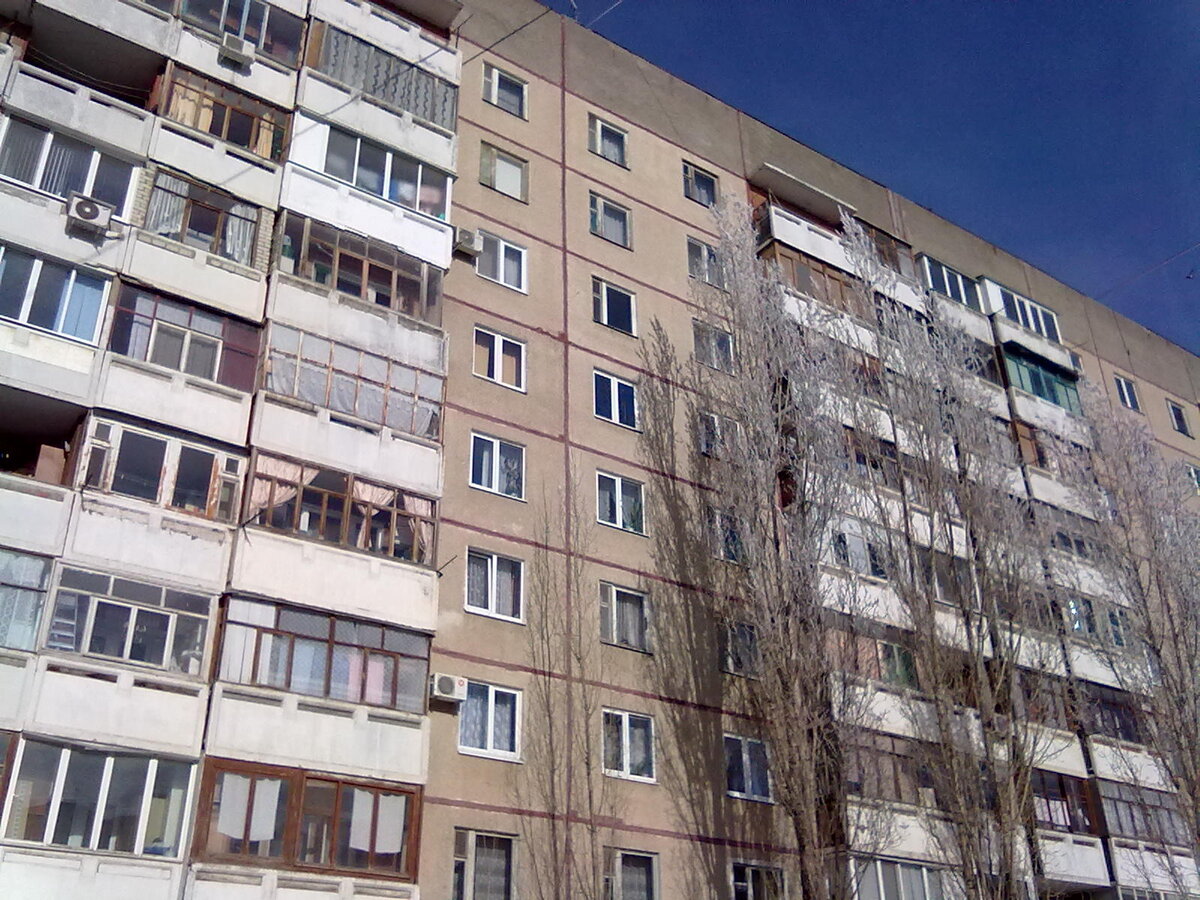 Жилой дом №2 по ул. Уфимцева. Год постройки - 1991. Типовой проект "111-90", 532 квартиры. (Фото автора).