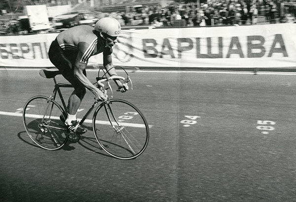 Один из гонщиков Сборной СССР на Colnago Nuovo Mexico на трассе Велогонки Мира 1986 года, частично проходившей по территории Советского Союза. Фото из коллекции Веломузея Андрея Мятиева.