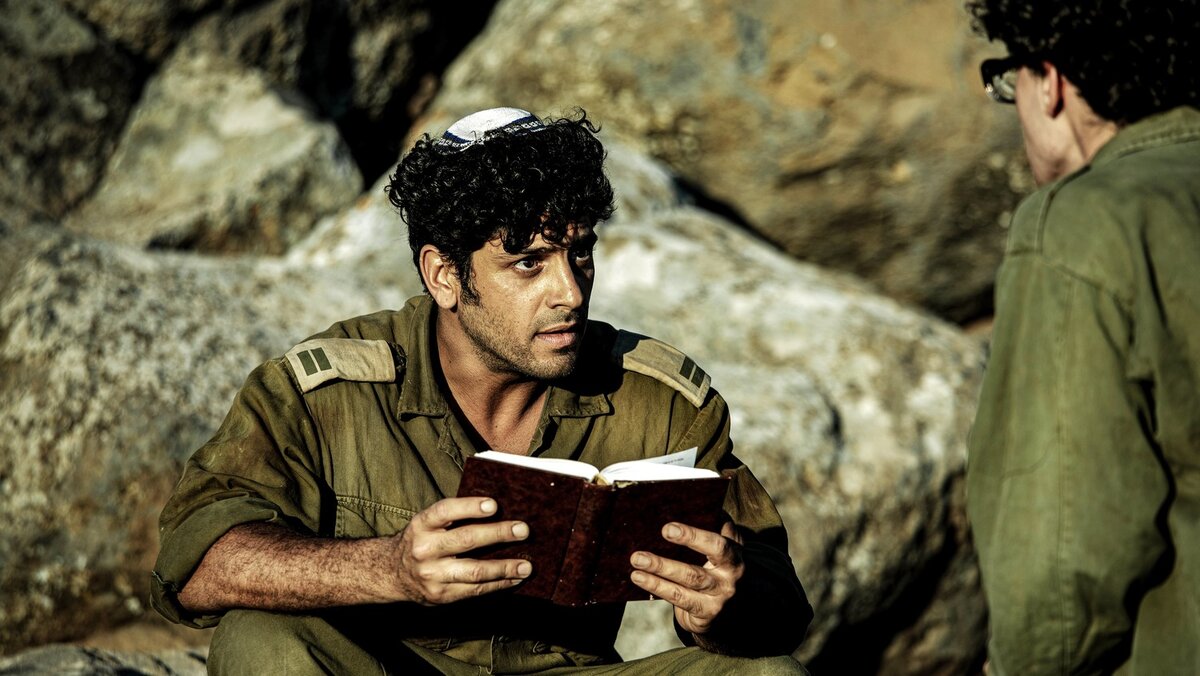 Перед Йом-Кипуром 1973 года значительная часть служащих ЦАХАЛа была отправлена в увольнительные - чтобы провести праздник с семьями. Те, кто остался в строю, готовились отметить праздник по месту службы.