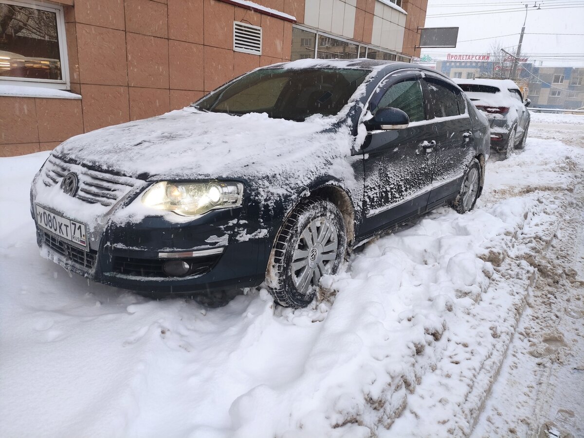 Езда по снегу и смена температурных режимов оставляет "отпечаток" и внутри колес образуется наледь с неравномерным налетом, который сбивает балансировку