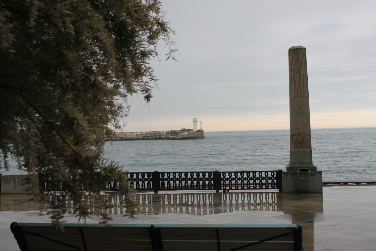 Набережная Ялты, вид на Маяк