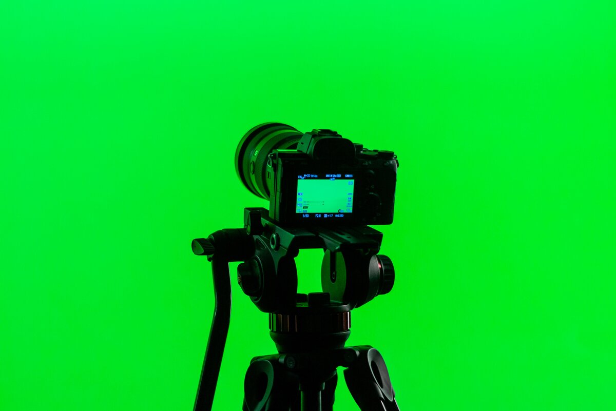 Видеокамера на зеленом фоне