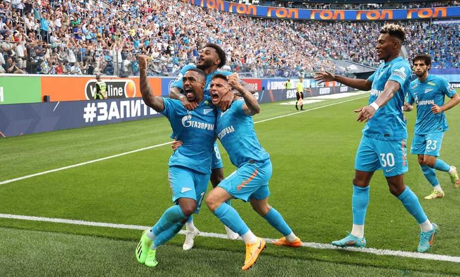    Малком, Мантуан и их партнеры по «Зениту» празднуют победный гол в ворота ЦСКА. Фото: ФК «Зенит»
