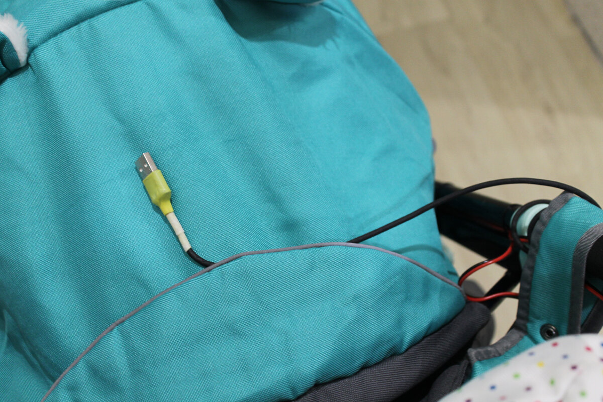 Использовал старый кабель от зарядки телефона.