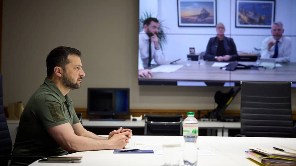 Фото: Ukrainian Presidential Press Service / Handout / Reuters📷Владимир Зеленский во время переговоров по видеосвязи с Чарльзом Вудберном в мае 2023 года