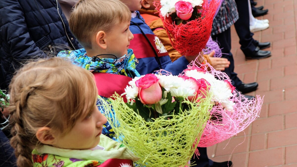     Представители ведомства помогли семье купить необходимые для школы вещи. В этом году 11-летняя Вера будет учиться в первом классе.