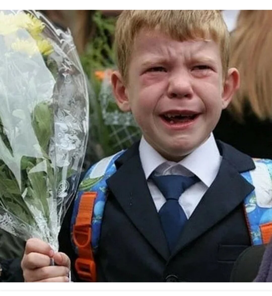 В школе ничего хорошего. Подросток за партой. Трудные школьники. Дети младшего школьного возраста. В школе ничего хорошего.