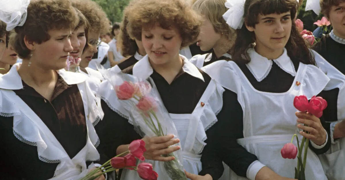 Школьная форма СССР никогда не отличалась оригинальностью и практичностью. Она была скопирована с нарядов, которые носили учащиеся дореволюционных гимназий.