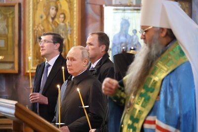    Президент РФ Владимир Путин и митрополит Нижегородский и Арзамасский Георгий (справа) во время посещения Свято-Троицкого Серафимо-Дивеевского женского монастыря ©Михаил Климентьев РИА Новости