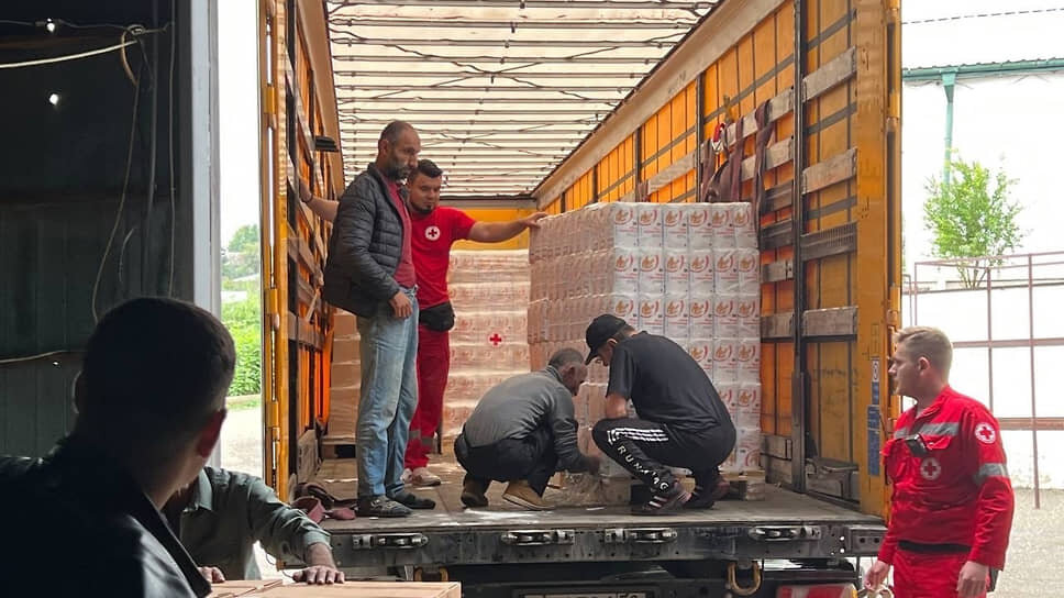 Фото: @redcross_ru📷Команда Российского Красного Креста выдает гуманитарную помощь жителям Нагорного Карабаха