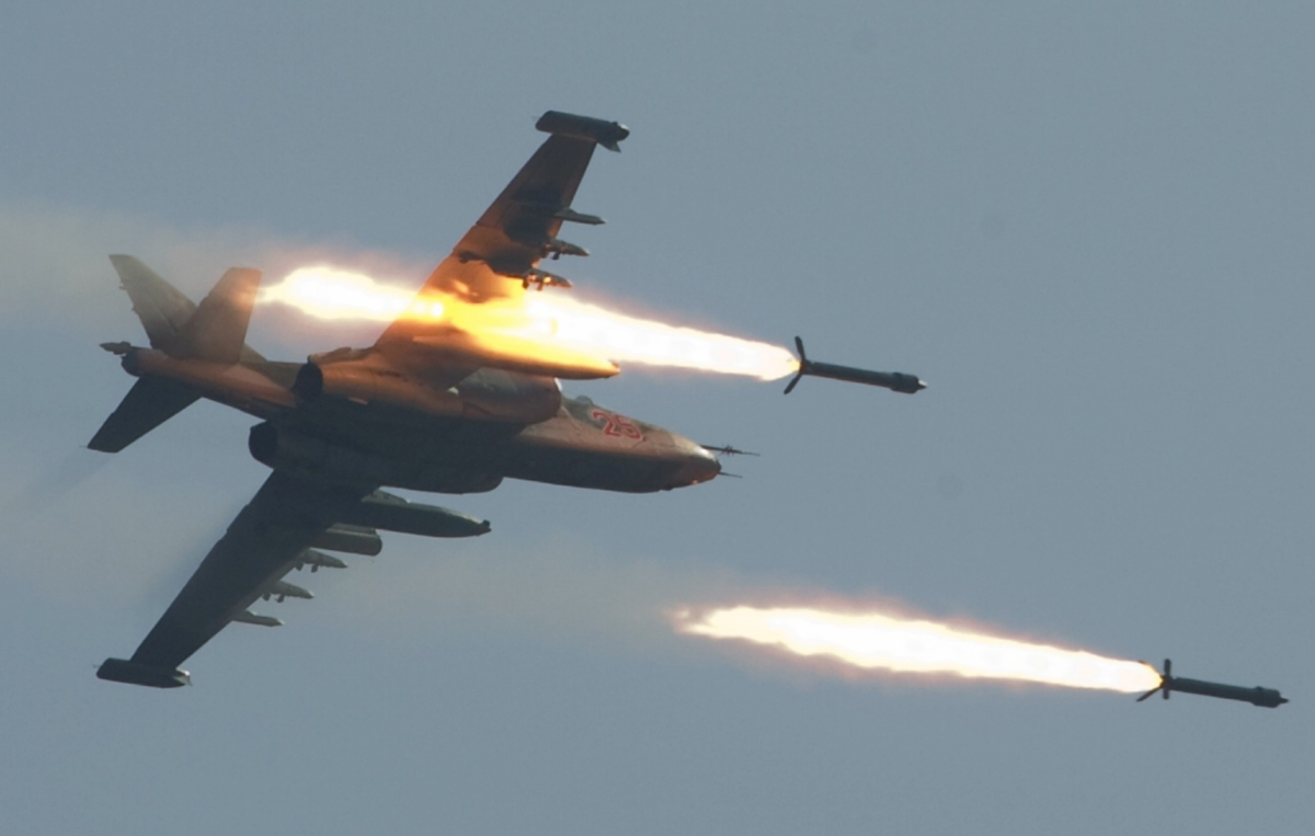 Пуск неуправляемой ракеты С-25-ОФМ с штурмовика Су-25