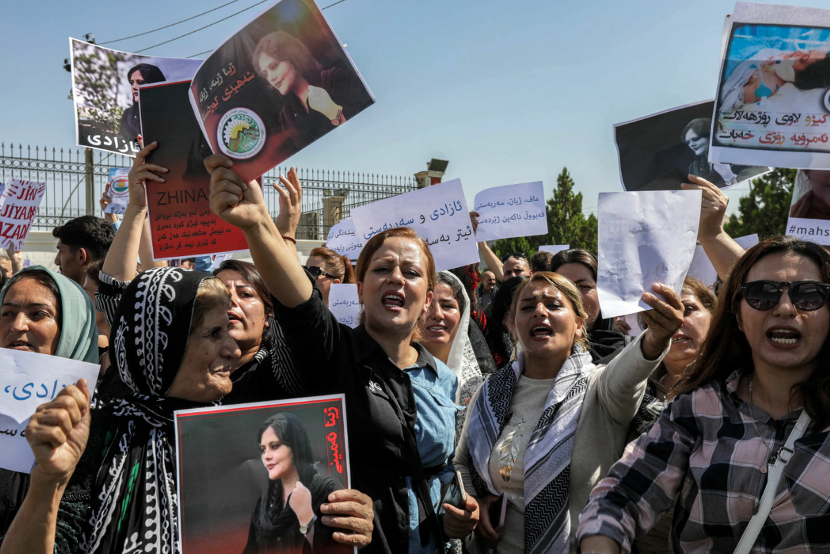 Новости ирана сегодня за последний час. Протесты в Иране 2022 женщины. Иран протесты женщин. Протестующие девушки в Иране.
