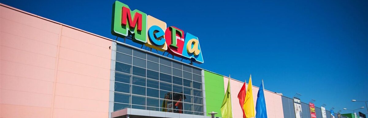 Сотни жителей Ростова-на-Дону не смогли уехать из ТЦ "Мега" на общественном транспорте вечером 24 сентября. Автобусы попросту перестали ходить примерно за полтора часа до закрытия, многим пришлось идти в Ростов пешком.О катастрофической ситуации на "Меге" рассказали в соцсетях сами возмущённые ростовчане. Воскресным вечером в ТЦ выступала 13-летняя блогерша Милана Хаметова, и ТЦ из-за шоу был переполнен. Однако транспортники никак не отреагировали на это.- Автобусы отсюда уже год как плохо ходят, и никто на жалобы не реагирует, но такой толпы я ещё не видела. Очереди начинались с парковки, почти от выхода из "Икеи". Транспорта примерно с 8 часов не было никакого - мы  простояли почти час и потом с соседями по очереди вызвали такси, - рассказала читательница 1rnd.Десяткам людей пришлось идти в Ростов пешком - автобусы так и не пришли, а денег на такси не было, как и самих машин.- Я плюнул на всё часов в 9 и пошёл пешком. Пока шёл, не проехало ни одного транспорта на Ростов! Кстати, от кольца уже в Ростове тоже ничем не смогли уехать, ростовского транспорта тоже не было. Дошёл в итоге почти до старого автовокзала, там такси подвернулось, - пожаловался ещё один собеседник редакции.1rnd не раз писал о проблемах с транспортом на "Меге". Власти объясняли это нехваткой водителей у перевозчиков, а сами перевозчики - ещё и конфликтом с руководством торгового центра