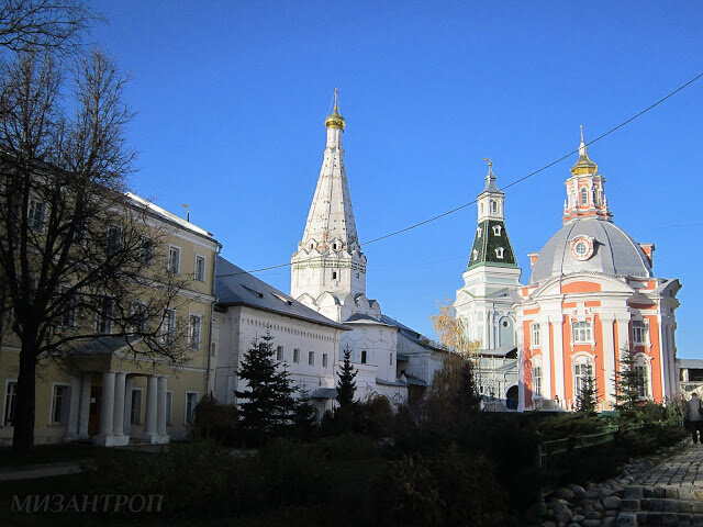 Храм в честь преподобных Зосимы и Савватия Соловецких (шатровый) и Церковь Смоленской иконы Божьей Матери (барокко)