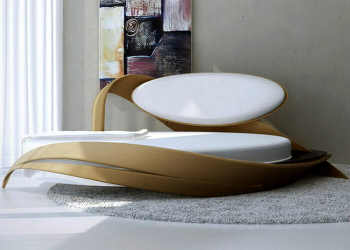 Круглая кровать с необычным изголовьем.

