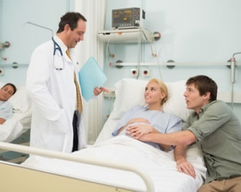 Если же проблема не обнаружена своевременно и швы не наложены, или же наложены, но неаккуратно и неправильно, что может привести к неправильному срастанию, то эта послеродовая травма может серьезно отразиться на дальнейшей жизни молодой мамы. Основная причина в том, что шейка матки, подверженная подобным травмам, скорее всего, не позволит женщине выносить следующих детей, и именно ее состоянием будет спровоцирован выкидыш. Неправильное срастание тканей грозит также выворотом шейки матки, что вполне может привести к развитию онкологических заболеваний.