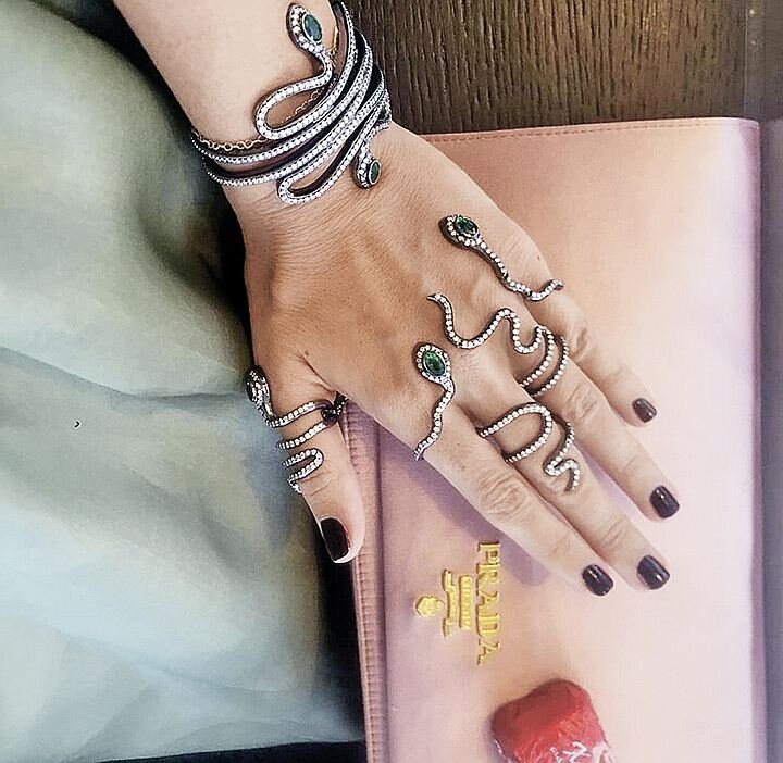 1. Кольцо Harry Winston.
Фото: Instagram.com2. Часы Graff.
Фото: Instagram.com3. Кольца с бразильскими турмалинами Параиба.
Фото: Instagram.com4. Комплект браслет и кольцо, выполненный в виде змеек из изумрудов и бриллиантов.
Фото: Instagram.com