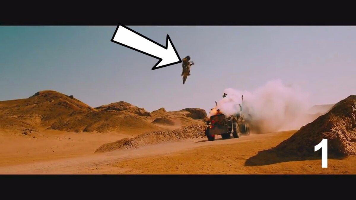 Байкер A перемещается из левой части кадра в правую.