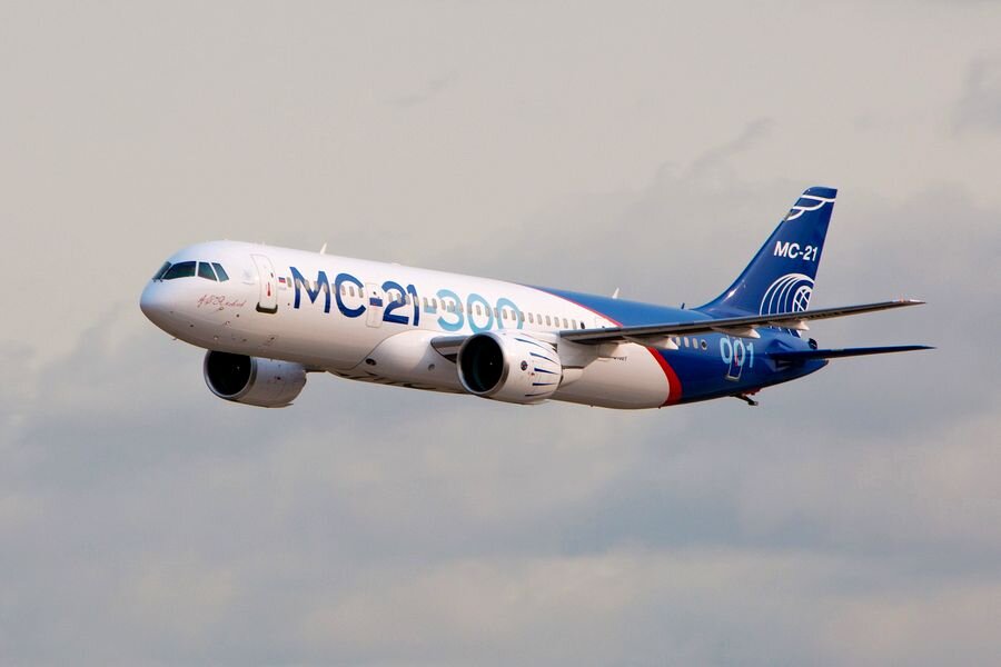 Irkut MC-21-300 перелетает с аэродрома Иркутского авиазавода на аэродром в Жуковском.
Первый полёт нового авиалайнера состоялся 28 мая 2017 года, в 2019 году ожидается его сертификация и начало поставок