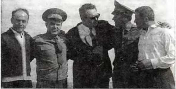 Экипаж «Союза-11» с В.П. Мишиным, главным конструктором (в центре).