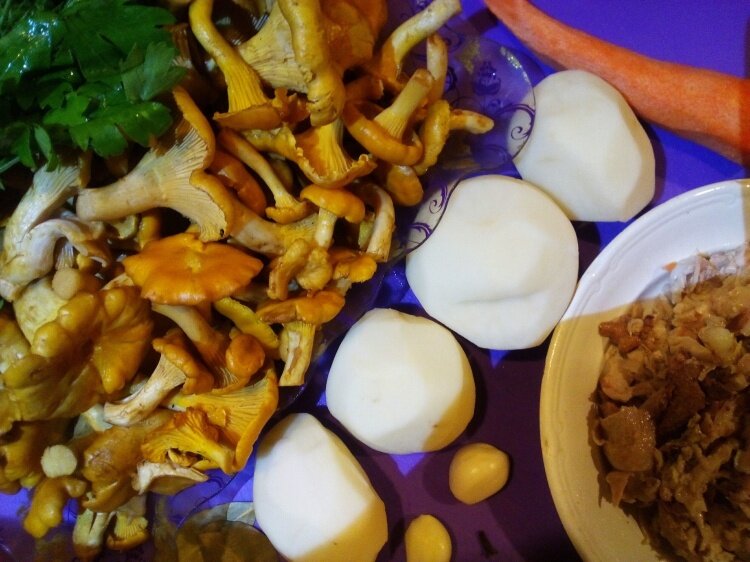 Лисички, картошка, лавр, чеснок, морковь, зелень и сваренный на курином остов бульон - все, что понадобится для этого простого супчика.
