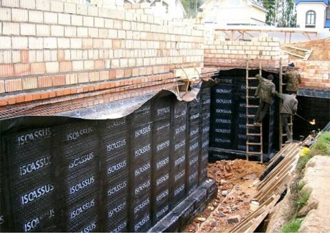  Гидроизоляция цоколя рулонными материалами