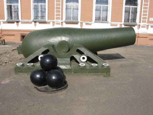 Обратите внимание на лафет. В качестве него использованы детали вспомогательного приспособления для монтажа 50-ти тонного парового молота. Этот уникальный молот не сохранился, а железяки от подъемного устройства остались.