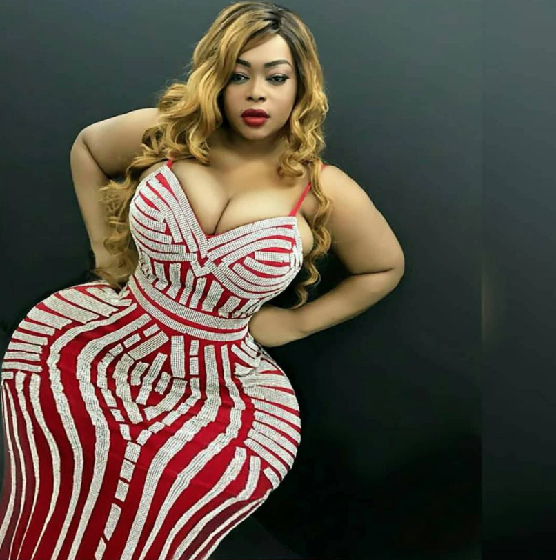 Плюс сайз Эудокси Яо. Plus-Size-модель Юдокси Яо.