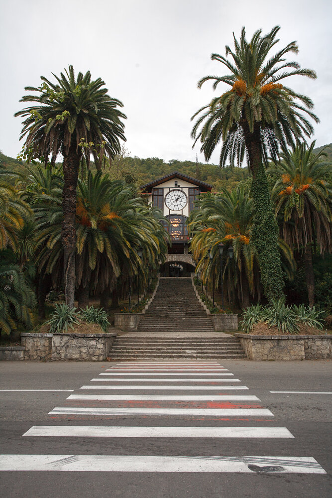 Завтрак мы пропустили, поэтому сразу отправились на обзорку по Гагре. Классический набор достопримечательностей. Ресторан "Гагрипш". 
