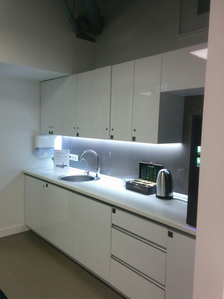 Кухня с посудой, кофеваркой, фильтром для воды