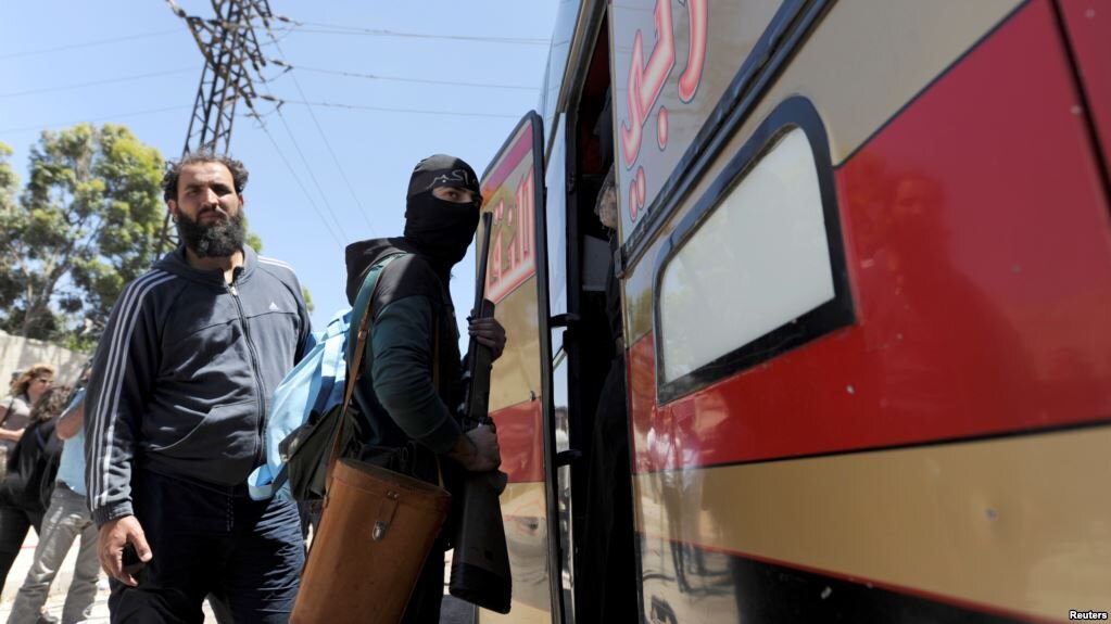 Выезд был частью сделки, достигнутой на прошлой неделе между исламистской группой и Россией, которая помогает своему сирийскому союзнику вести переговоры о таких сделках, чтобы очистить от боевиков последние бунтовщики.