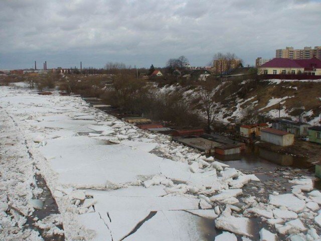 Из-за образовавшегося ледового затора произошел подъем уровня воды примерно метра на три-четыре. В результате оказались затоплены  гаражи для лодок. Местные мужики говорят, что такого не было лет двадцать. В прошлом году максимальный уровень воды был примерно на метр ниже.