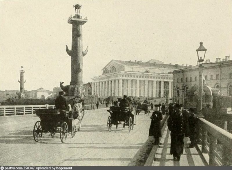 На Биржевом мосту. 1901 год  (https://pastvu.com/p/258347)