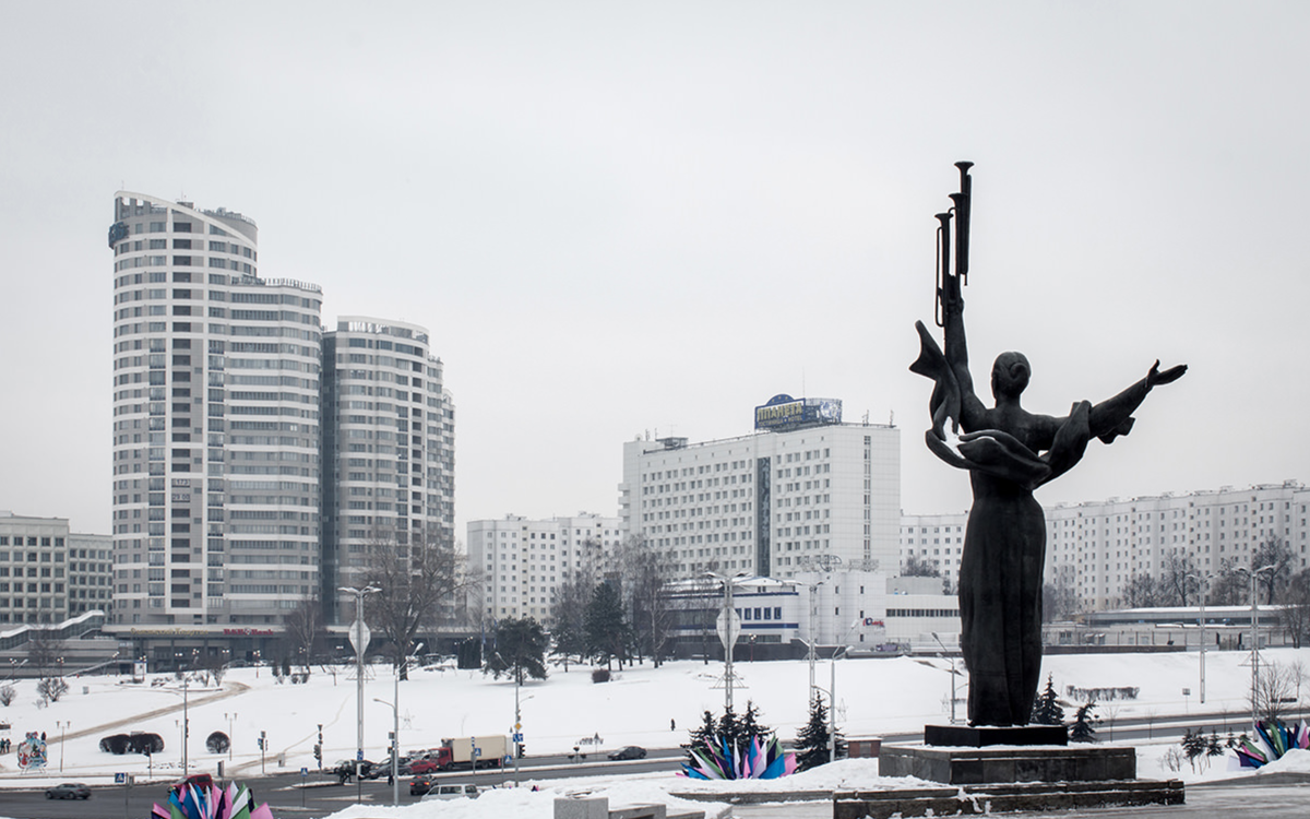 Памятник советской эпохи наблюдает за замерзшей белорусской столицей. 