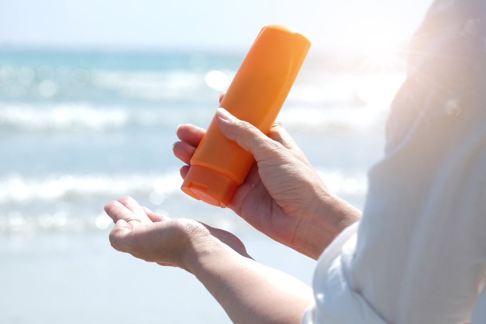 
Действие SPF-средства длится не более двух часов, а солнце старит кожу ежеминутно. Ещё в 2012 году в США провели исследование, в котором сравнивали состояние кожи близнецов. Сильнее всего различались лица двух сестёр: та, что любила загорать, выглядела на 10 лет старше.